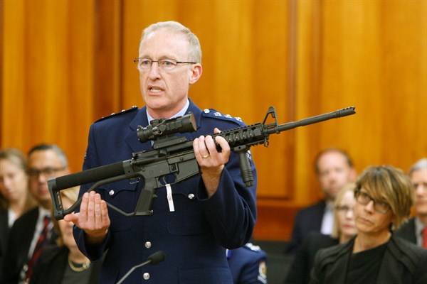 Police acting superintendent Mike McIlraith shows New Zealand lawmakers in Wellington an AR-15 style rifle, on April 2, 2019 (AP photo by Nick Perry).