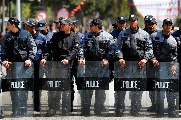 Tunisian police block a street to keep demonstrators from reaching a meeting of Arab leaders, Tunis, Tunisia, March 31, 2019 (AP photo by Hussein Malla).