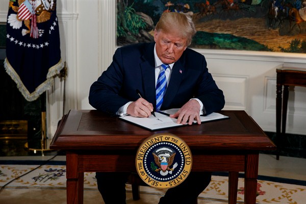 President Donald Trump signs a memorandum on the Iran nuclear deal from the Diplomatic Reception Room of the White House, Washington, May 8, 2018 (AP photo by Evan Vucci).