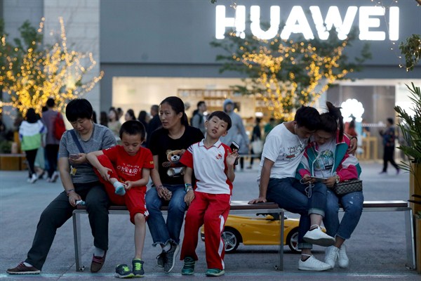 Shoppers outside a Huawei store, Beijing, May 20, 2019 (AP photo by Ng Han Guan).