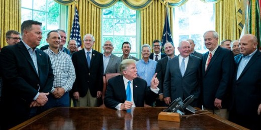 President Donald Trump poses with American farmers in the Oval Office of the White House after announcing $16 billion in aid, Washington, May 23, 2019 (DPA photo by Kevin Dietsch via AP).