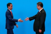 Indonesian President Joko Widodo, left, and Chinese President Xi Jinping shake hands at a welcome ceremony at Yanqi Lake during the Belt and Road Forum, Beijing, May 15, 2017 (Pool photo by Roman Pilipey via AP).