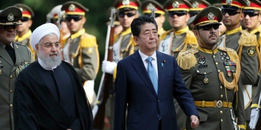 Japanese Prime Minister Shinzo Abe, center, reviews an honor guard as he is welcomed by Iranian President Hassan Rouhani, left, in an official arrival ceremony at the Saadabad Palace in Tehran, Iran, June 12, 2019 (AP photo by Ebrahim Noroozi).