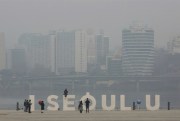 A Seoul cityscape covered with a thick haze of fine dust particles, South Korea, March 5, 2019 (AP photo by Ahn Youn).