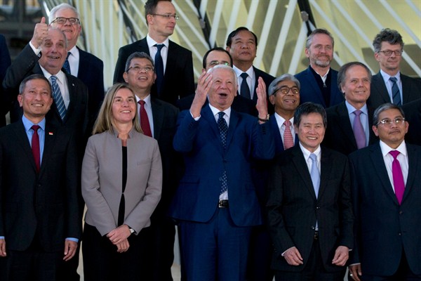 Romanian Foreign Minister Teodor-Viorel Melescanu, center, with EU foreign policy chief Federica Mogherini, second left, and other delegates at an EU-ASEAN meeting in Brussels, Jan. 21, 2019 (AP photo by Virginia Mayo).