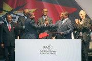 President Filipe Nyusi, left, and Renamo leader Ossufo Momade at a signing ceremony in Maputo, Mozambique, Aug. 6, 2019 (AP photo by Ferhat Momade).
