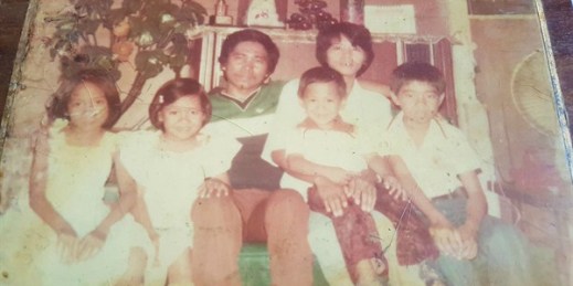 Tita and Emet Comodas with their young children, shortly before the birth of their fifth child, in the late 1970s (photo courtesy of Jason DeParle).