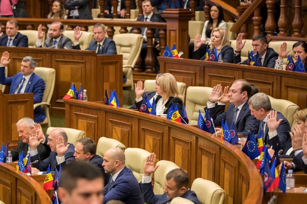Moldovan members of parliament vote for a no-confidence motion against Prime Minister Maia Sandu’s government, Chisinau, Moldova, Nov. 12, 2019 (AP photo by Roveliu Buga).