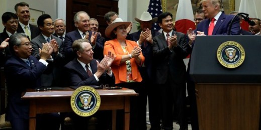Japanese Ambassador to the U.S. Shinsuke Sugiyama and U.S. Trade Representative Robert Lighthizer applaud with President Donald Trump after signing a trade agreement at the White House, Washington, Oct. 7, 2019 (AP photo by Evan Vucci)