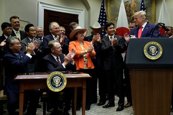 Japanese Ambassador to the U.S. Shinsuke Sugiyama and U.S. Trade Representative Robert Lighthizer applaud with President Donald Trump after signing a trade agreement at the White House, Washington, Oct. 7, 2019 (AP photo by Evan Vucci)