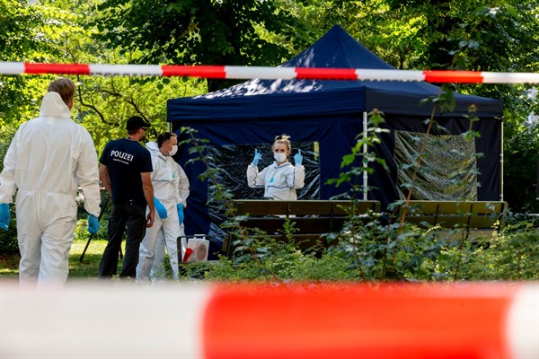 Forensic officers at the scene of the murder of Zelimkhan Khangoshvili, a Georgian asylum-seeker believed killed by Russian agents, Berlin, Germany, Aug. 23, 2019 (Photo by Christoph Soeder for dpa via AP Images).