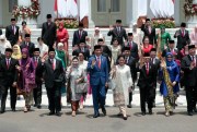 Indonesian President Joko Widodo, center, and his wife Iriana, walk with his new Cabinet ministers and their spouses after the swearing-in ceremony of the new Cabinet at Merdeka Palace in Jakarta, Indonesia, Oct. 23, 2019 (AP photo by Dita Alangkara).