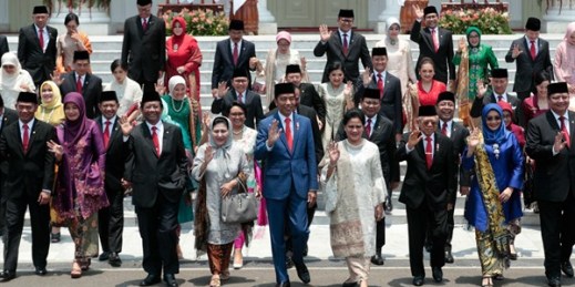 Indonesian President Joko Widodo, center, and his wife Iriana, walk with his new Cabinet ministers and their spouses after the swearing-in ceremony of the new Cabinet at Merdeka Palace in Jakarta, Indonesia, Oct. 23, 2019 (AP photo by Dita Alangkara).
