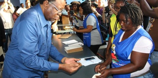 Namibia’s president, Hage Geingob, casts his ballot in the country’s election, Windhoek, Namibia, Nov. 27, 2019 (AP photo by Brandon van Wyk).