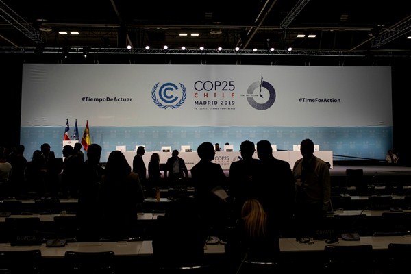 COP25 party members talk ahead of the closing plenary in Madrid, Dec. 15, 2019 (AP photo by Bernat Armangue).