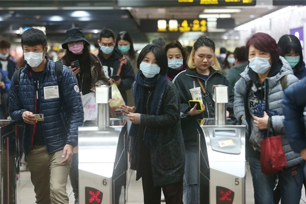 Commuters wearing masks at a metro station in Taipei, Taiwan, which has recorded 13 cases of coronavirus, Jan. 28, 2020 (AP photo by Chiang Ying-ying).
