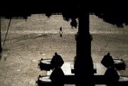 A lone person crosses Piazza del Popolo in Rome, March 19, 2020 (AP photo by Andrew Medichini).
