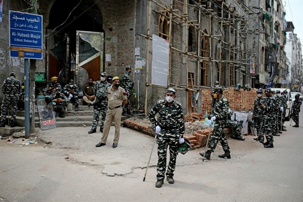 Indian paramilitary soldiers stand guard outside a mosque as police clear a protest site as part of virus-containment measures, in New Delhi, India, March 24, 2020 (AP photo by Altaf Qadri).