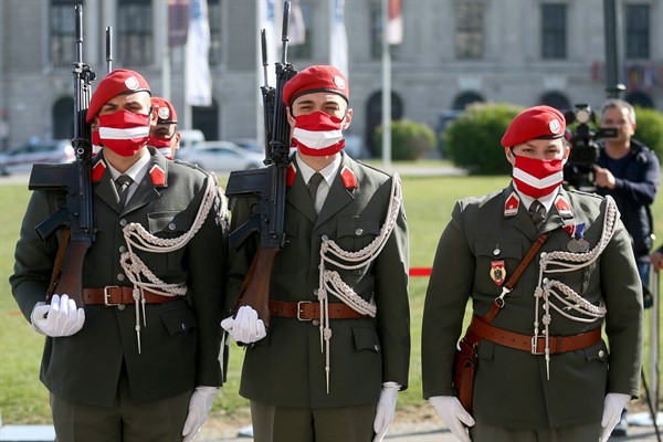 Austrian soldiers wearing protective masks at a military ceremony in Vienna, April 27, 2020 (AP photo by Ronald Zak).