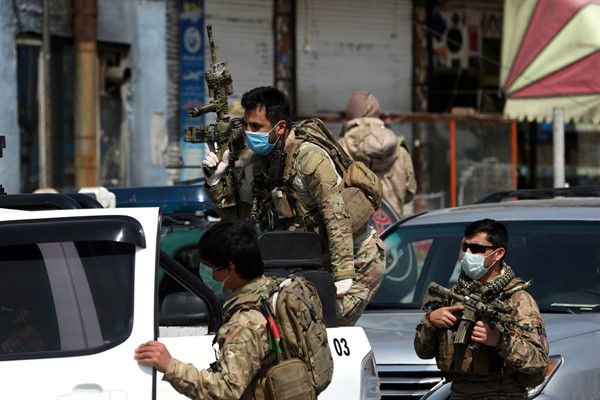 Afghan security personnel wear protective face masks to help curb the spread of the coronavirus, Kabul, Afghanistan, April 8, 2020 (AP photo by Rahmat Gul).