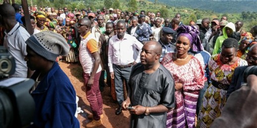 Ruling party presidential candidate Evariste Ndayishimiye, center, waits to cast his vote in the presidential election, in Giheta, Burundi, May 20, 2020 (AP photo by Berthier Mugiraneza).