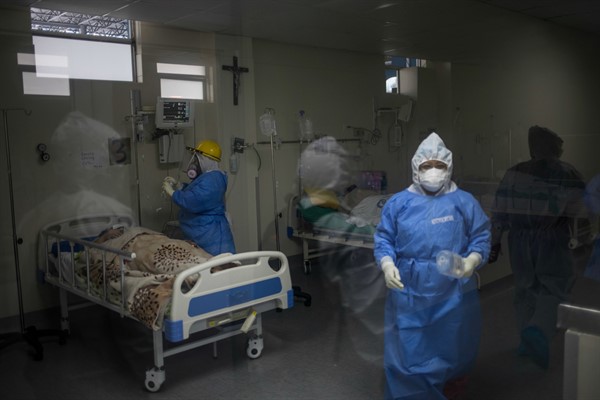 Doctors and nurses attend to COVID-19 patients at the Guillermo Almenara hospital in Lima, Peru, May 22, 2020 (AP photo by Rodrigo Abd).