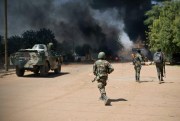 Malian soldiers, working with French forces, battle jihadist insurgents in Gao, Mali, Feb. 21, 2013 (AP photo).