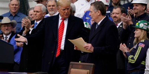 President Donald Trump speaks to U.S. Trade Representative Robert Lighthizer during an event to sign a new North American trade agreement with Canada and Mexico, at the White House, Washington, Jan. 29, 2020 (AP photo by Evan Vucci).