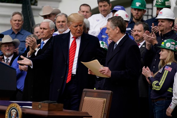 President Donald Trump speaks to U.S. Trade Representative Robert Lighthizer during an event to sign a new North American trade agreement with Canada and Mexico, at the White House, Washington, Jan. 29, 2020 (AP photo by Evan Vucci).