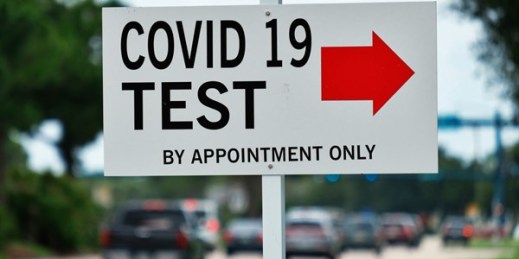 A sign directs people to a COVID-19 testing center in Port St. Lucie, Florida, June 5, 2020 (AP photo by NewsBase).