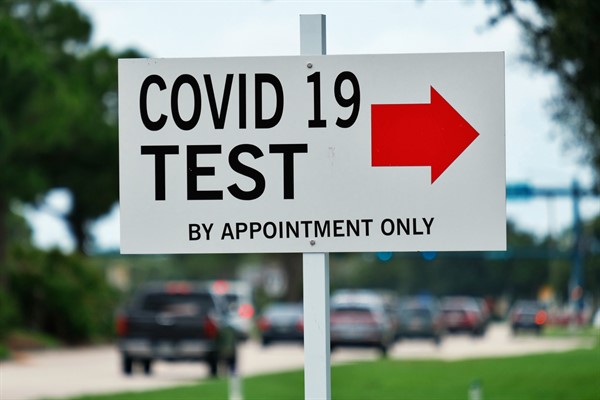 A sign directs people to a COVID-19 testing center in Port St. Lucie, Florida, June 5, 2020 (AP photo by NewsBase).