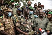 Colonel-Major Ismael Wague, center, spokesman for the military junta that forced Malian President Ibrahim Boubacar Keita from power, holds a press conference in Kati, Mali, Aug. 19, 2020 (AP photo).