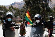 Police keep the highway connecting El Alto to the capital open to transit during a protest in La Paz, Bolivia, Aug. 17, 2020 (AP photo by Juan Karita).