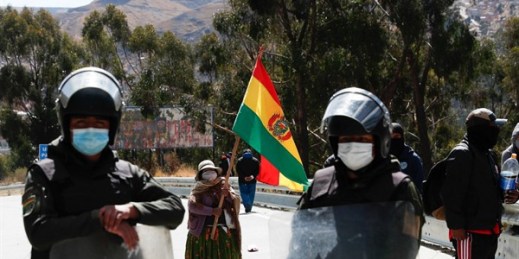 Police keep the highway connecting El Alto to the capital open to transit during a protest in La Paz, Bolivia, Aug. 17, 2020 (AP photo by Juan Karita).