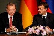 Turkish President Recep Tayyip Erdogan, left, and French President Emmanuel Macron at a news conference in Istanbul, Oct. 27, 2018 (AP photo by Lefteris Pitarakis).