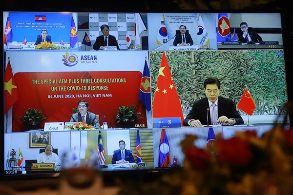 A TV screen shows Chinese Trade Minister Zhong Shan speaking during a virtual meeting with his counterparts from Japan, South Korea and the Association of Southeast Asian Nations, Jun. 4, 2020 (AP photo by Hau Dinh).