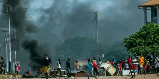 Supporters of Guinean opposition leader Cellou Dalein Diallo clash with police in Conakry, Guinea, Oct. 21, 2020 (AP photo by Sadak Souici).
