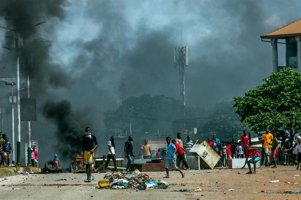 Supporters of Guinean opposition leader Cellou Dalein Diallo clash with police in Conakry, Guinea, Oct. 21, 2020 (AP photo by Sadak Souici).