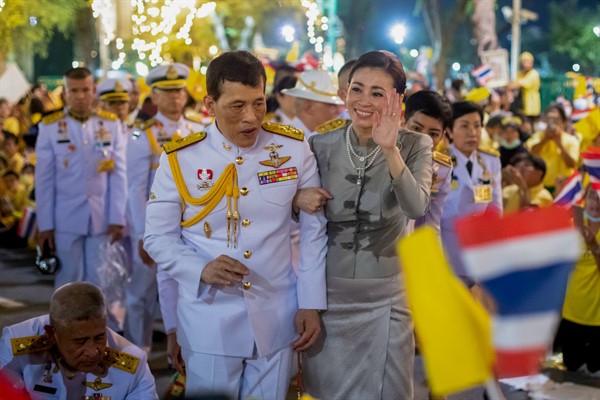Thailand’s King Maha Vajiralongkorn, center left, and Queen Suthida, center right, greet supporters in Bangkok, Thailand, Nov. 1, 2020 (AP photo by Wason Wanichakorn).