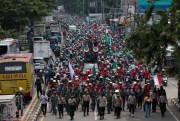 Indonesian workers protest against the controversial omnibus bill, in Tangerang, Indonesia, Oct. 7, 2020 (AP photo by Dita Alangkara).