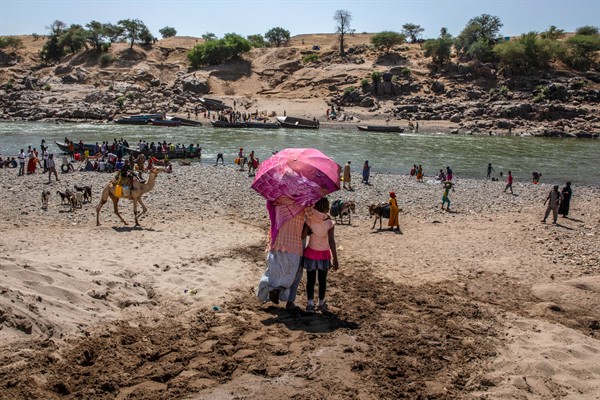 Refugees who fled the conflict in the Tigray region arrive on the banks of the Tekeze River on the Sudan-Ethiopia border, in Hamdayet, eastern Sudan, Nov. 21, 2020 (AP photo by Nariman El-Mofty).