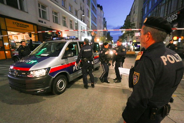 Police respond at the scene of a shooting attack in Vienna, Nov. 3, 2020 (AP photo by Ronald Zak).