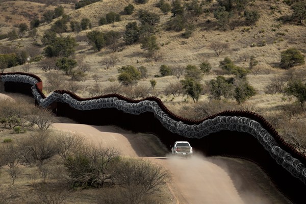A Customs and Border Control agent patrolling on the U.S. side of the border with Mexico, east of Nogales, Arizona, March 2, 2019 (AP photo by Charlie Riedel).
