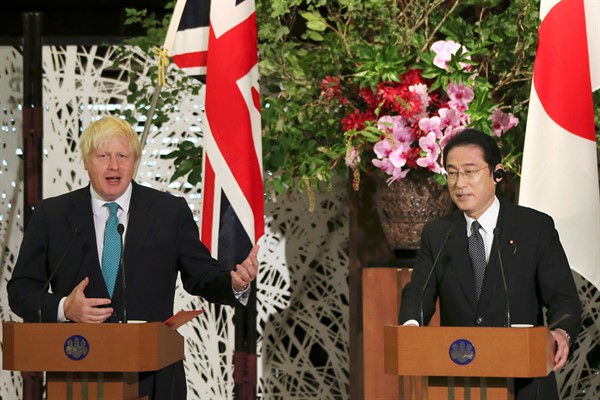 Then-British Foreign Secretary Boris Johnson, left, and Kishida Fumio, Japan’s foreign affairs minister at the time, in Tokyo, July, 21, 2017 (AP photo by Koji Sasahara).