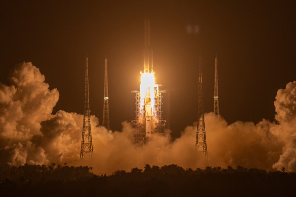 A Long March-5 rocket lifts off at the Wenchang Space Launch Center, Wenchang, China, Nov. 24, 2020 (AP photo by Mark Schiefelbein).