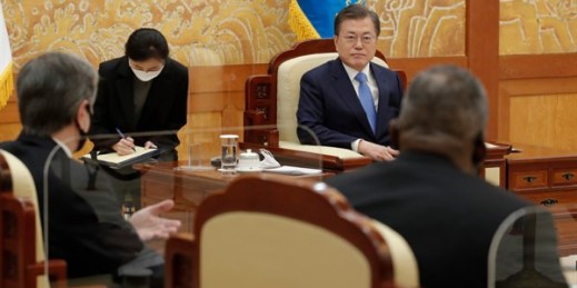 South Korean President Moon Jae-in meets with U.S. Secretary of State Antony Blinken, left, and U.S. Defense Secretary Lloyd Austin, right, in Seoul, March 18, 2021 (AP photo by Lee Jin-man).