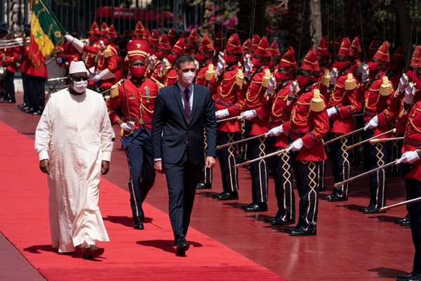 Senegalese President Macky Sall, left, and Spanish Prime Minister Pedro Sanchez during a welcome ceremony at the presidential palace in Dakar, Senegal, April 9, 2021 (AP photo by Leo Correa).