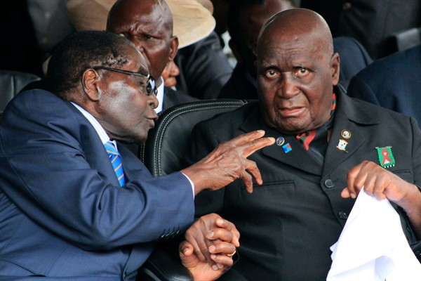 Former Zambian President Kenneth Kaunda, right, and former Zimbabwean President Robert Mugabe attend the inauguration ceremony of the Patriotic Front's Edgar Lungu, in Lusaka, Jan. 25, 2015 (AP photo by Moses Mwape).