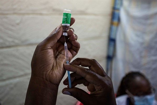 A nurse at Kenyatta National Hospital fills a syringe from a vial of the Covid-19 Covishield vaccine in Nairobi, Kenya, March 24, 2021 (AP photo by Robert Bonet).