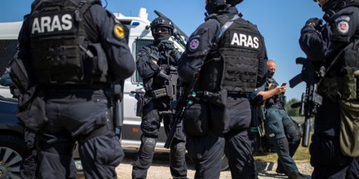 Members of the Lithuanian Police Anti-terrorist Operations Unit ARAS arrive at the refugee camp in the village of Vydeniai, Lithuania, July 10, 2021 (AP photo by Mindaugas Kulbis).
